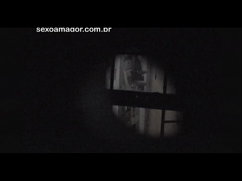 ❤️ Blondie estas sekrete filmita fare de najbara voyeur kaŝita malantaŭ kavaj brikoj ❌ Nur porno ĉe ni