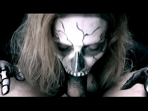 ❤️ Demona knabino suĉanta kokon per sia nigra buŝo kaj glutante kumon. ❌ Nur porno ĉe ni