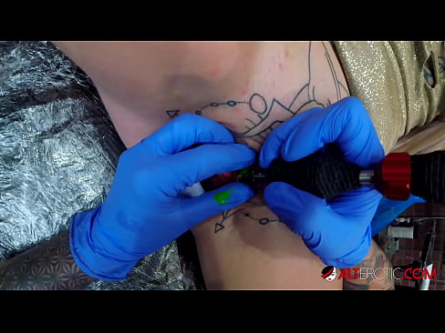 ❤️ Ekstreme tatuita varmulo Sully Savage ricevis tatuon sur sia klitoro ❌ Nur porno ĉe ni