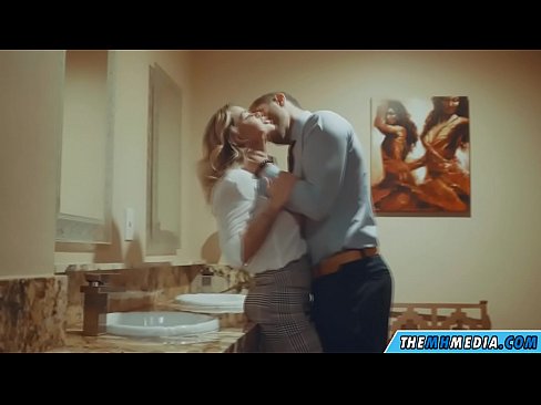 ❤️ Kiam belplena blondulo delogas vin en publika necesejo ❌ Nur porno ĉe ni